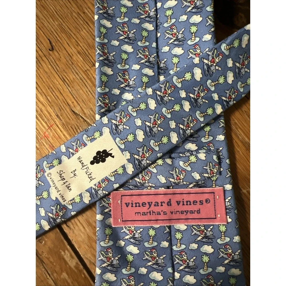 Vineyard Vines Neck‎ Tie Mens Santa Ski Tropic Holiday All Over Print Silk